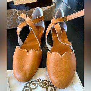 Like New Women's Bali ELF strappy rounded toe flats in light brown.